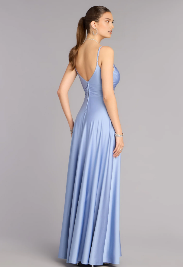Vestido de fiesta con tirantes finos, escote en V pronunciado, espalda descubierta, abertura y largo hasta el suelo.