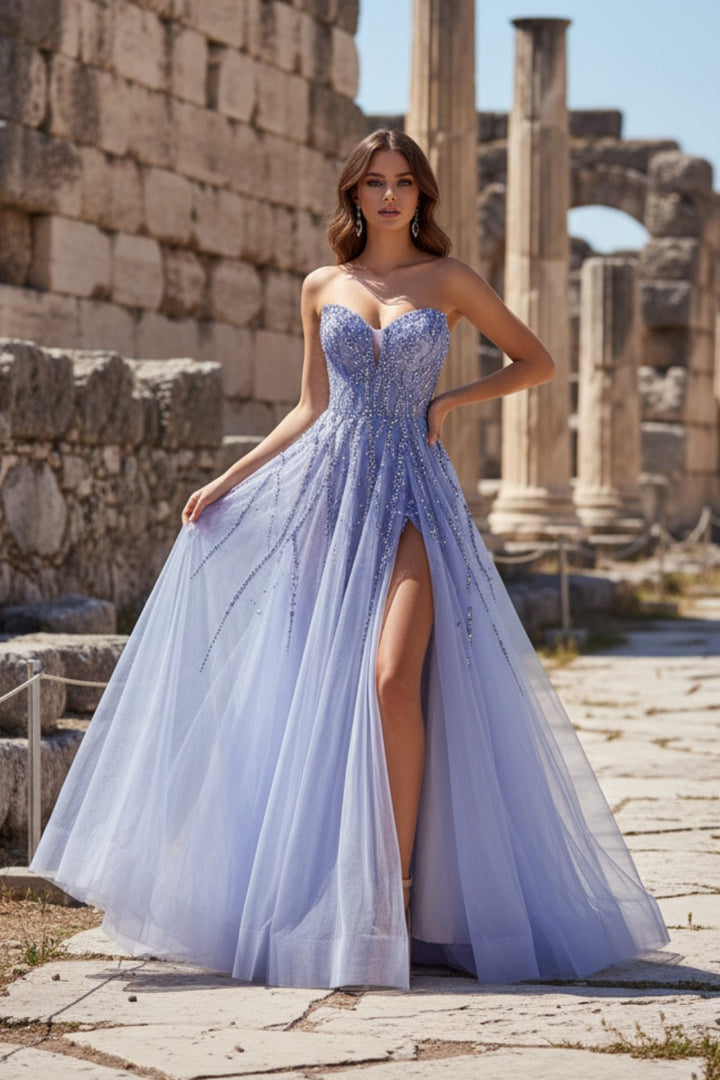 Vestido largo de fiesta de tul con escote corazón, corte en A, sin tirantes, pedrería, corpiño de corsé y abertura alta