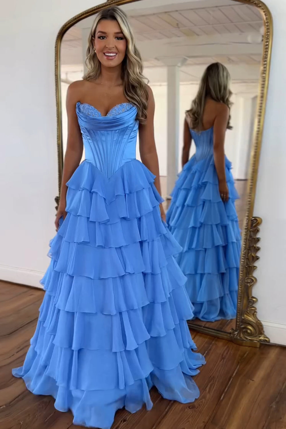 Vestido de gala de tul fruncido con corsé sin tirantes de corte A, con volantes en capas y abertura larga