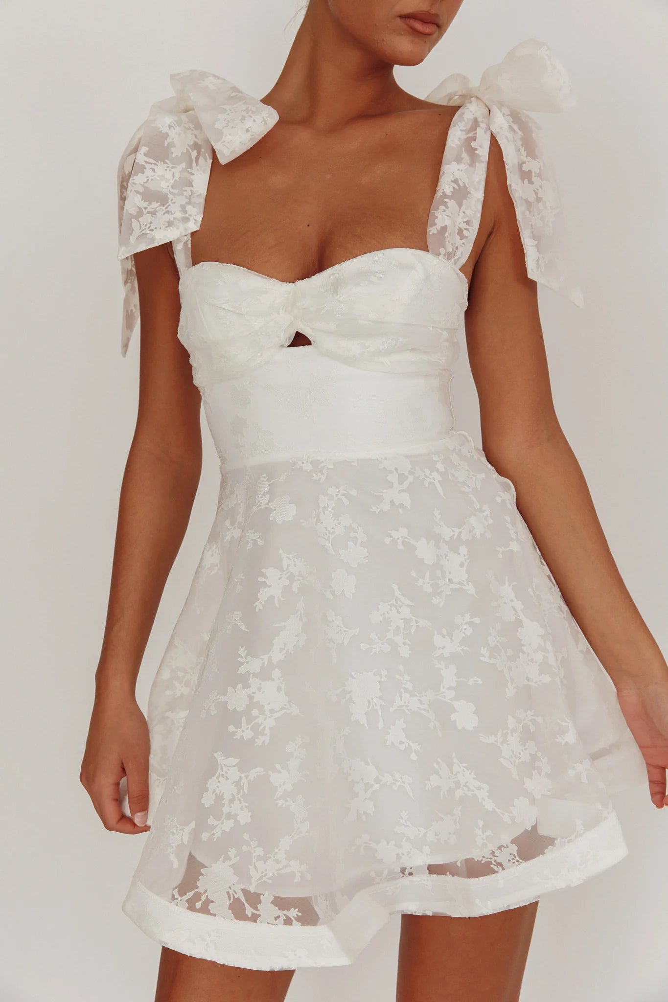 Minivestido de organza con estampado floral, escote corazón y tirantes de lazo para regreso a casa