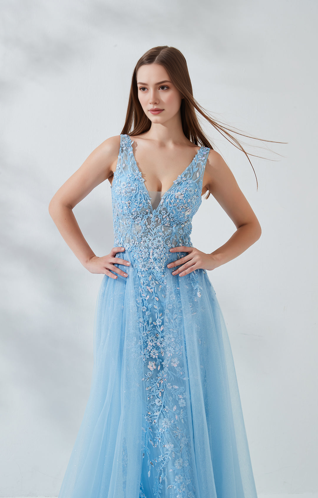 Vestido de fiesta largo romántico con cuello en V, sin mangas, espalda abierta y bordado de lentejuelas
