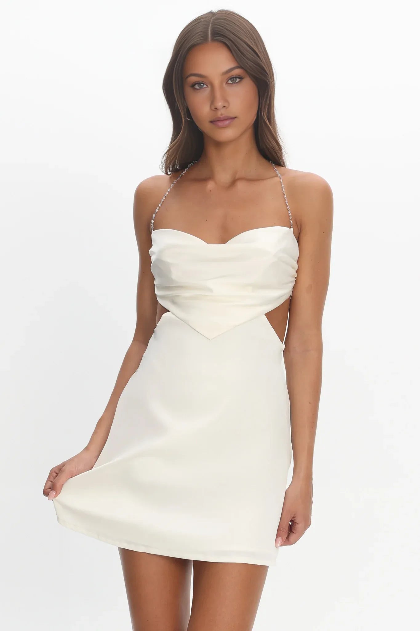 Vestido de raso halter con tirantes de cadena y lazo calado para fiesta de graduación