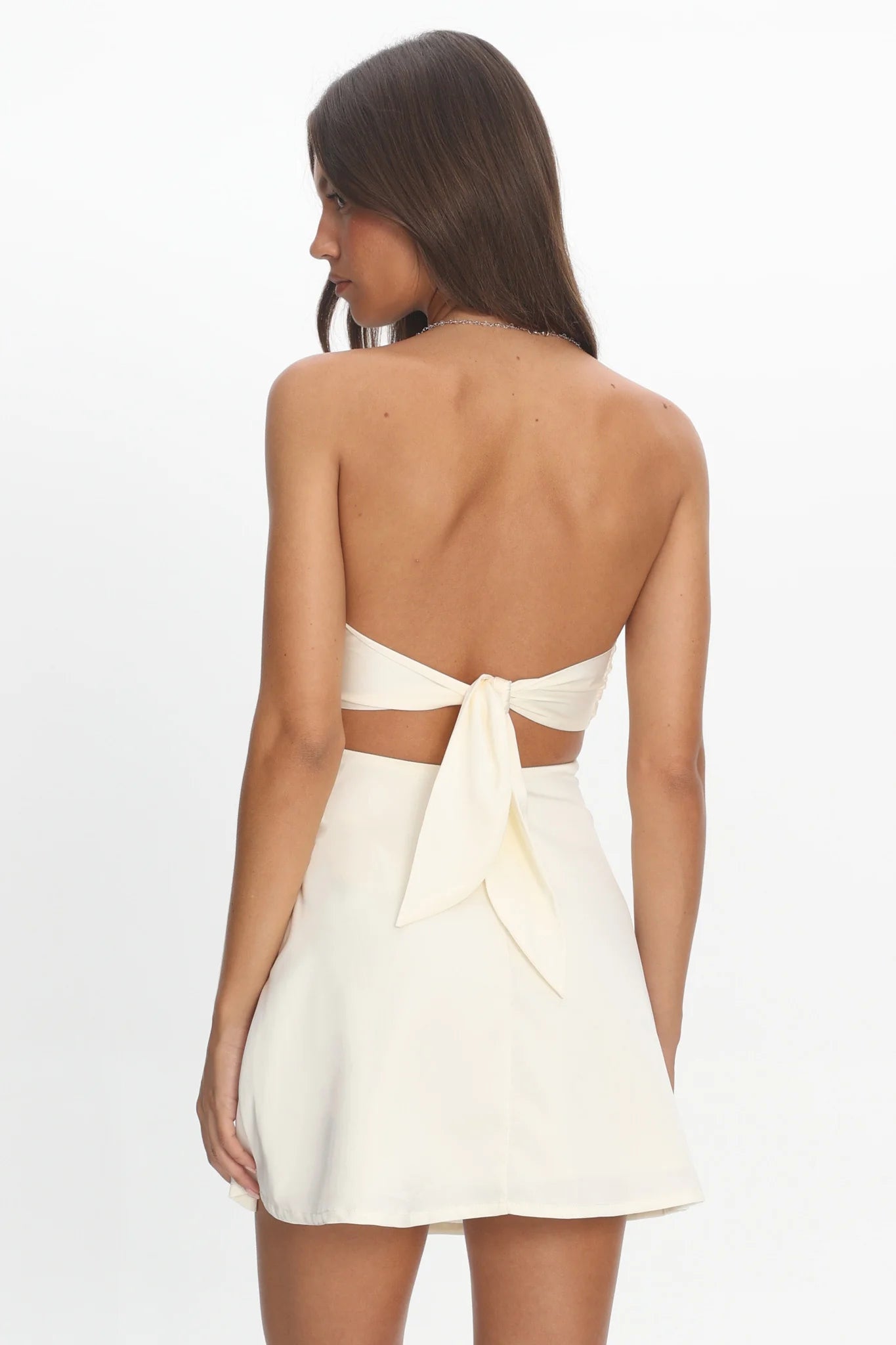 Vestido de raso halter con tirantes de cadena y lazo calado para fiesta de graduación