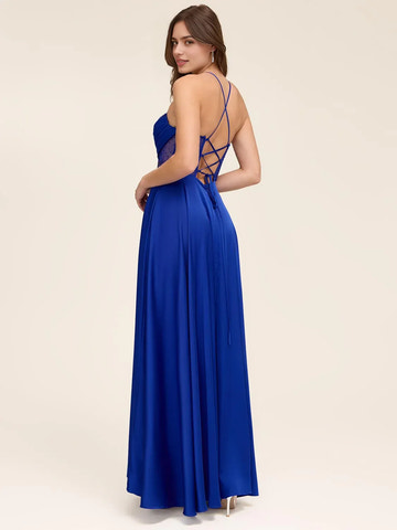 Vestido de fiesta con escote halter en A, cuello vuelto, espalda con cordones y abertura.