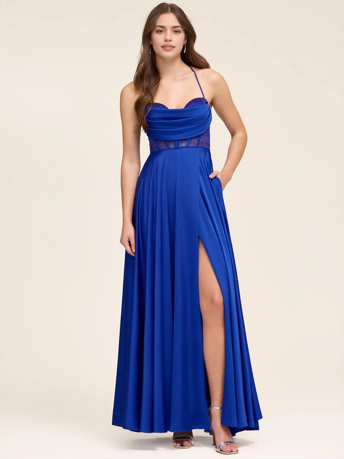 Vestido de fiesta con escote halter en A, cuello vuelto, espalda con cordones y abertura.