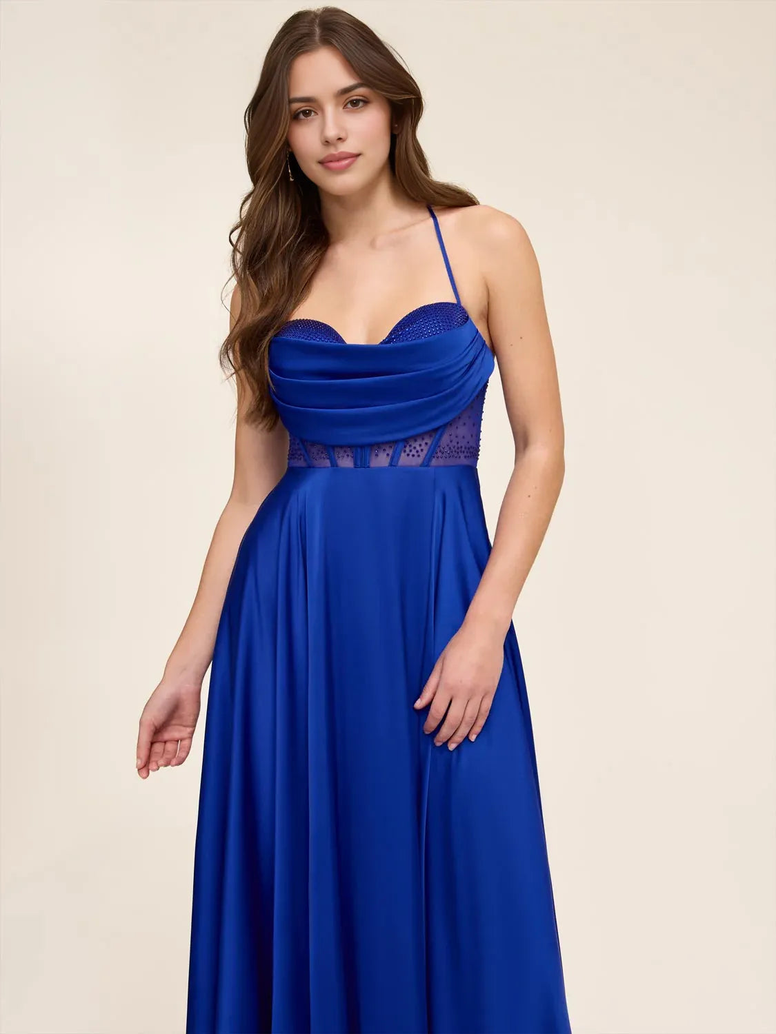 Vestido de fiesta con escote halter en A, cuello vuelto, espalda con cordones y abertura.