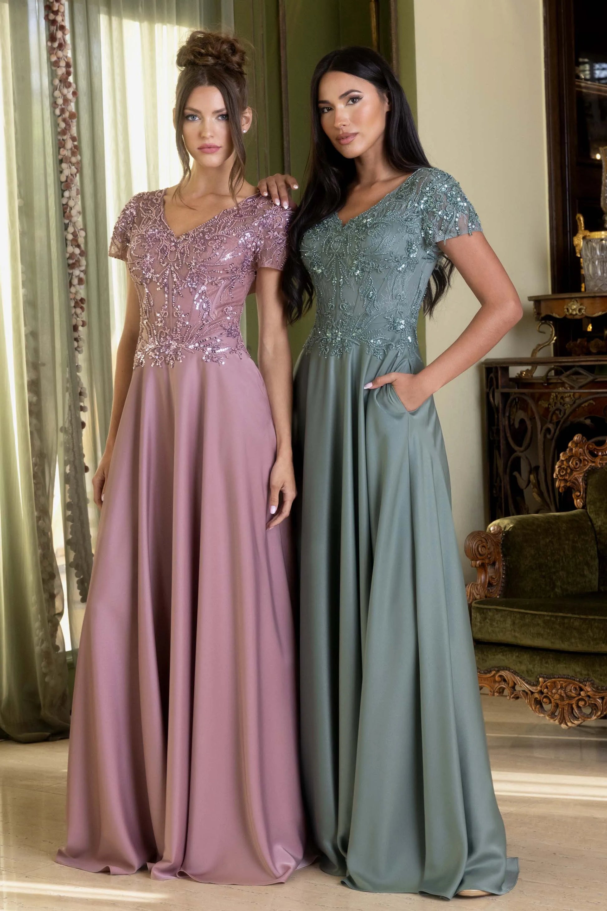 Elegant A-Line V-Neck Short Sleeve Beaded Lace Satin Mother of the Bride Dress Evening Gown with Pockets