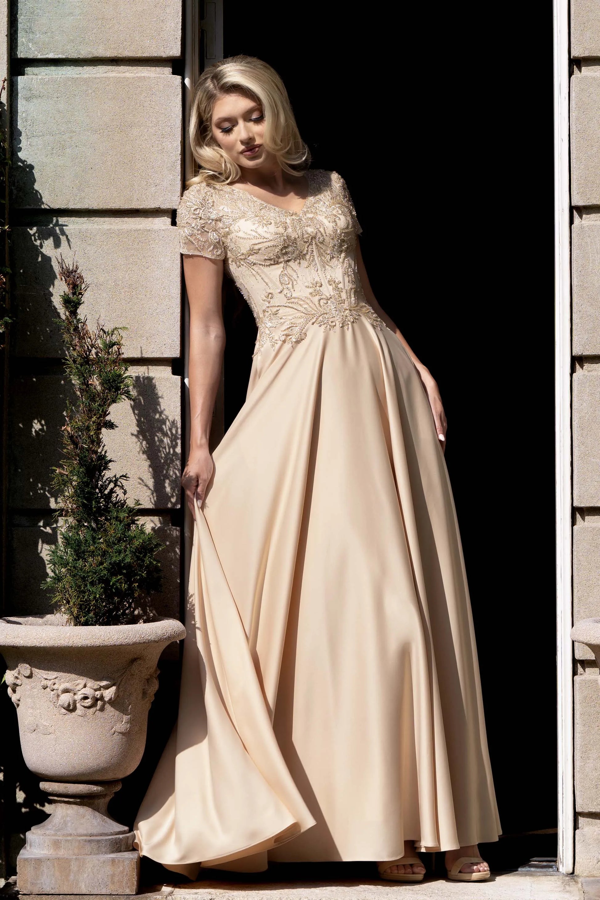 Elegant A-Line V-Neck Short Sleeve Beaded Lace Satin Mother of the Bride Dress Evening Gown with Pockets