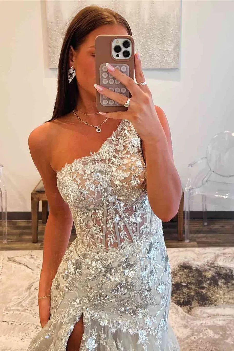 Elegante vestido de fiesta largo de sirena con encaje de un solo hombro, volantes y color plata