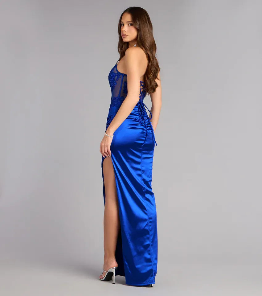Glamoroso Vestido Formal de Noche con Corsé sin Tirantes de Satén, Estilo Columna y Apliques con Abertura