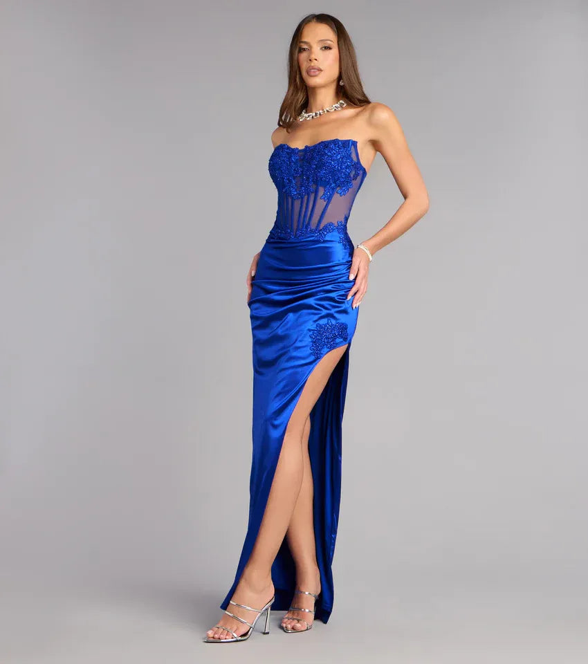Glamoroso Vestido Formal de Noche con Corsé sin Tirantes de Satén, Estilo Columna y Apliques con Abertura