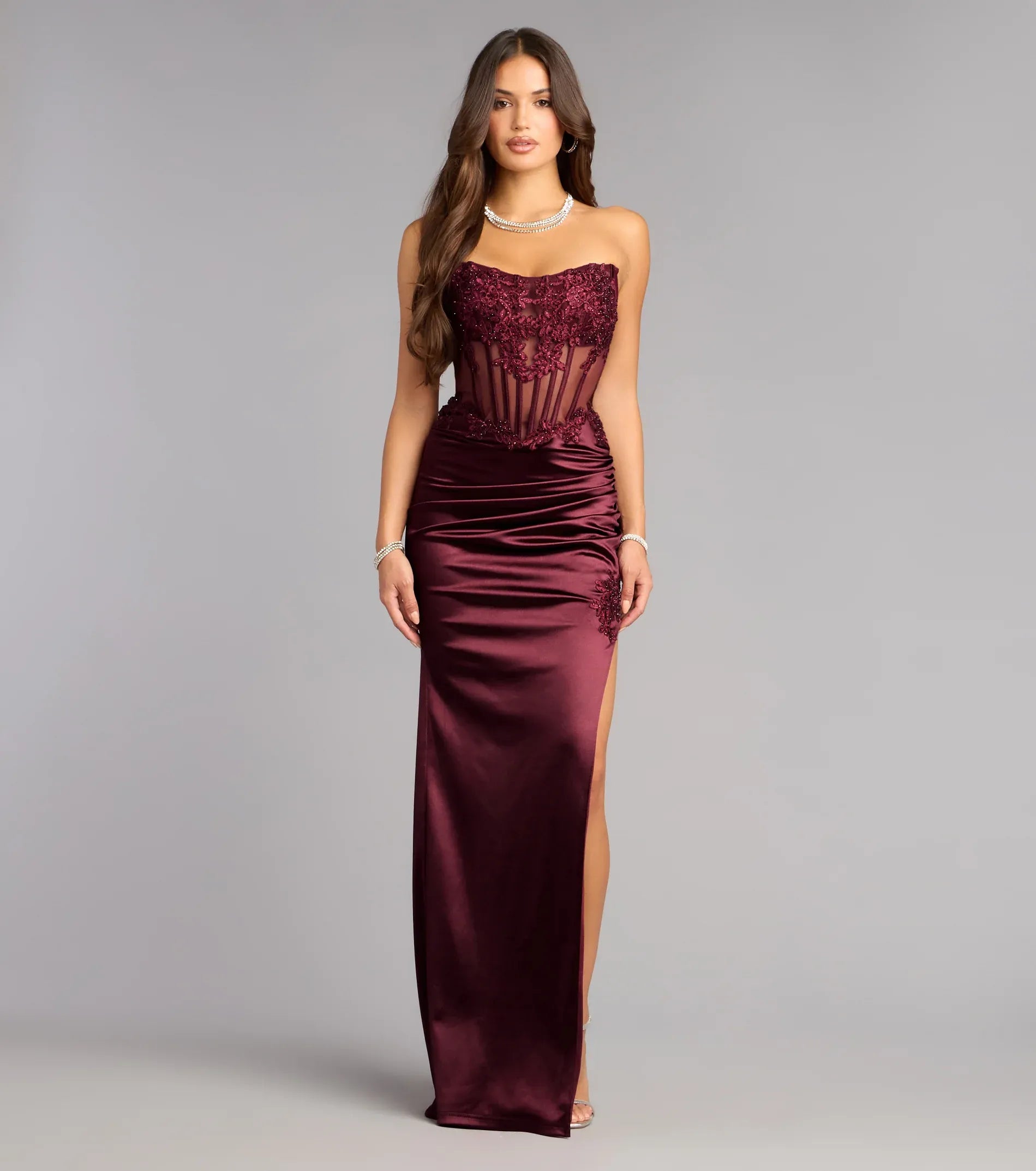 Glamoroso Vestido Formal de Noche con Corsé sin Tirantes de Satén, Estilo Columna y Apliques con Abertura