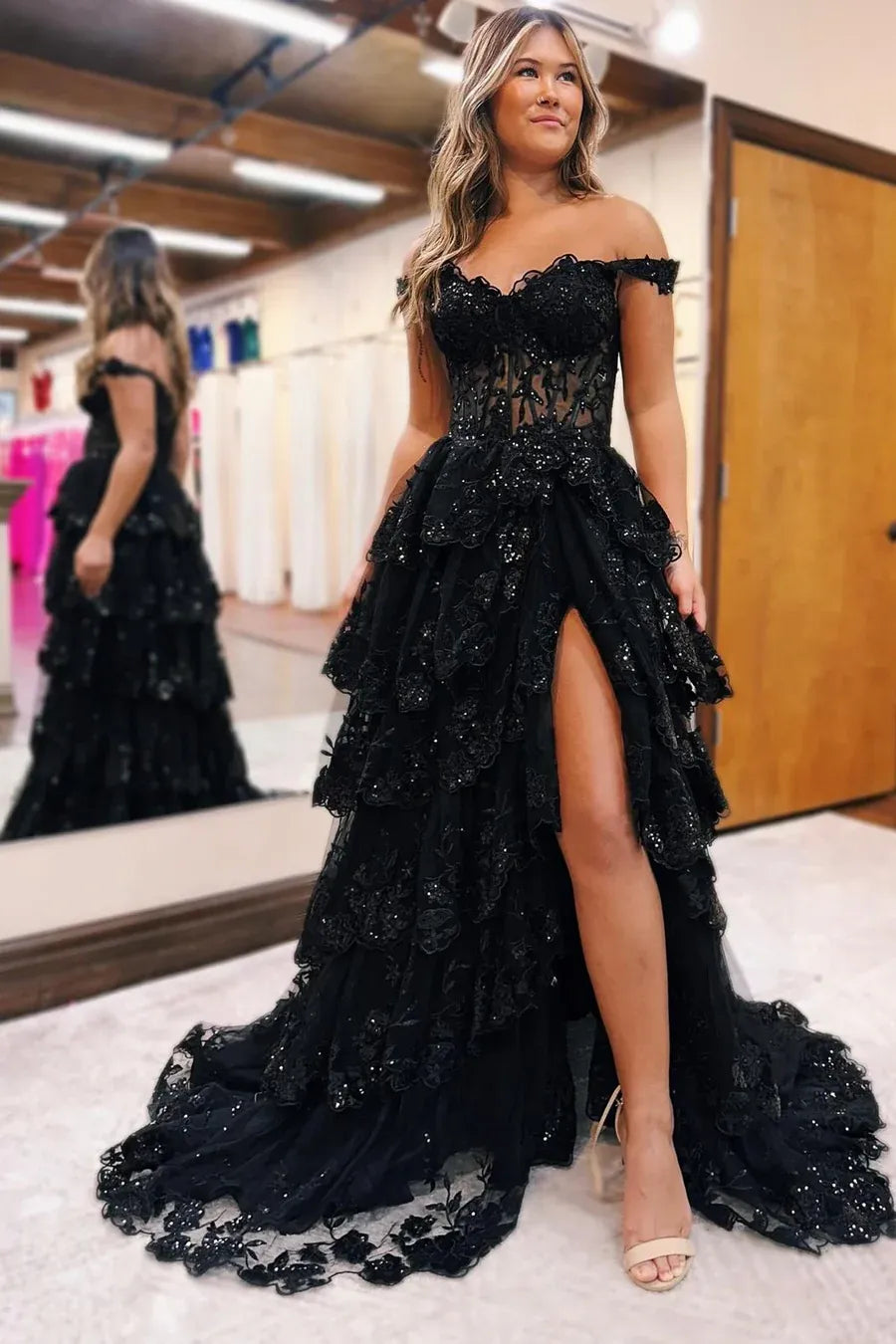 Vestido de fiesta gótico negro de encaje con hombros descubiertos, volantes escalonados y abertura alta