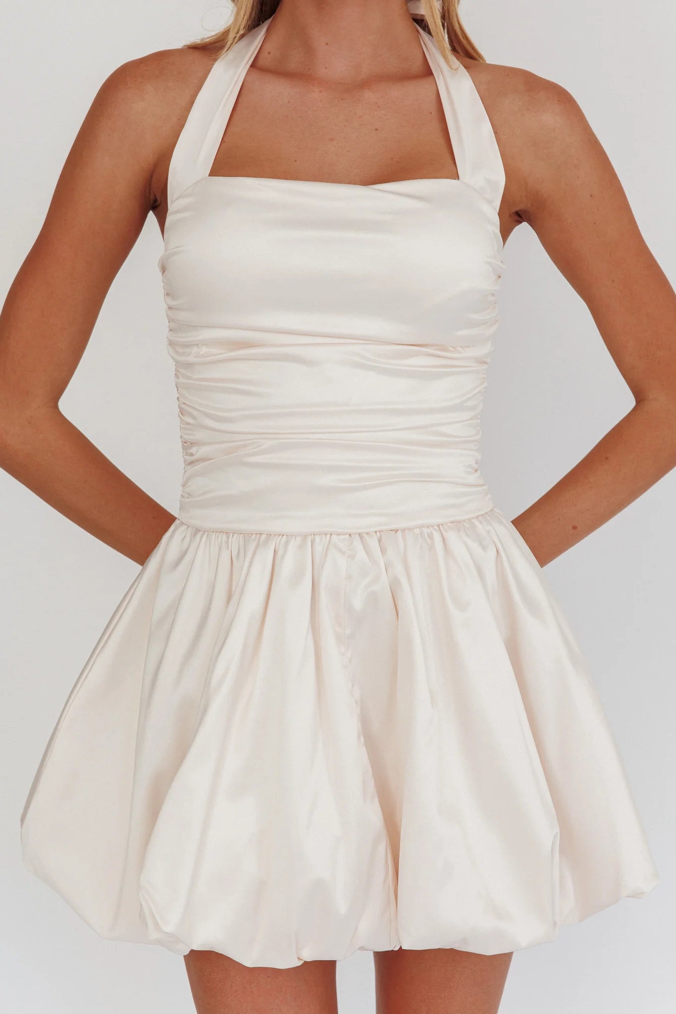 Minivestido de raso con cuello halter, cintura fruncida y dobladillo abullonado para regreso a casa