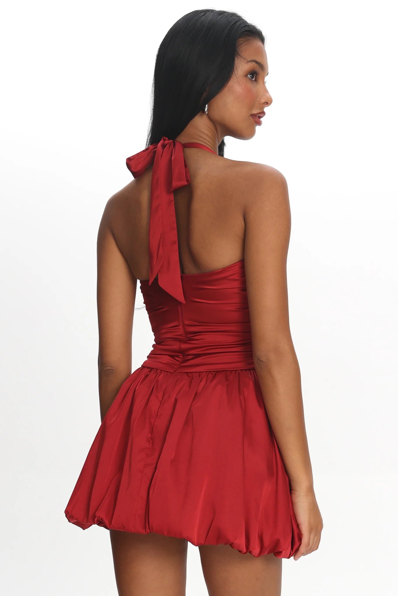 Minivestido de raso con cuello halter, cintura fruncida y dobladillo abullonado para regreso a casa