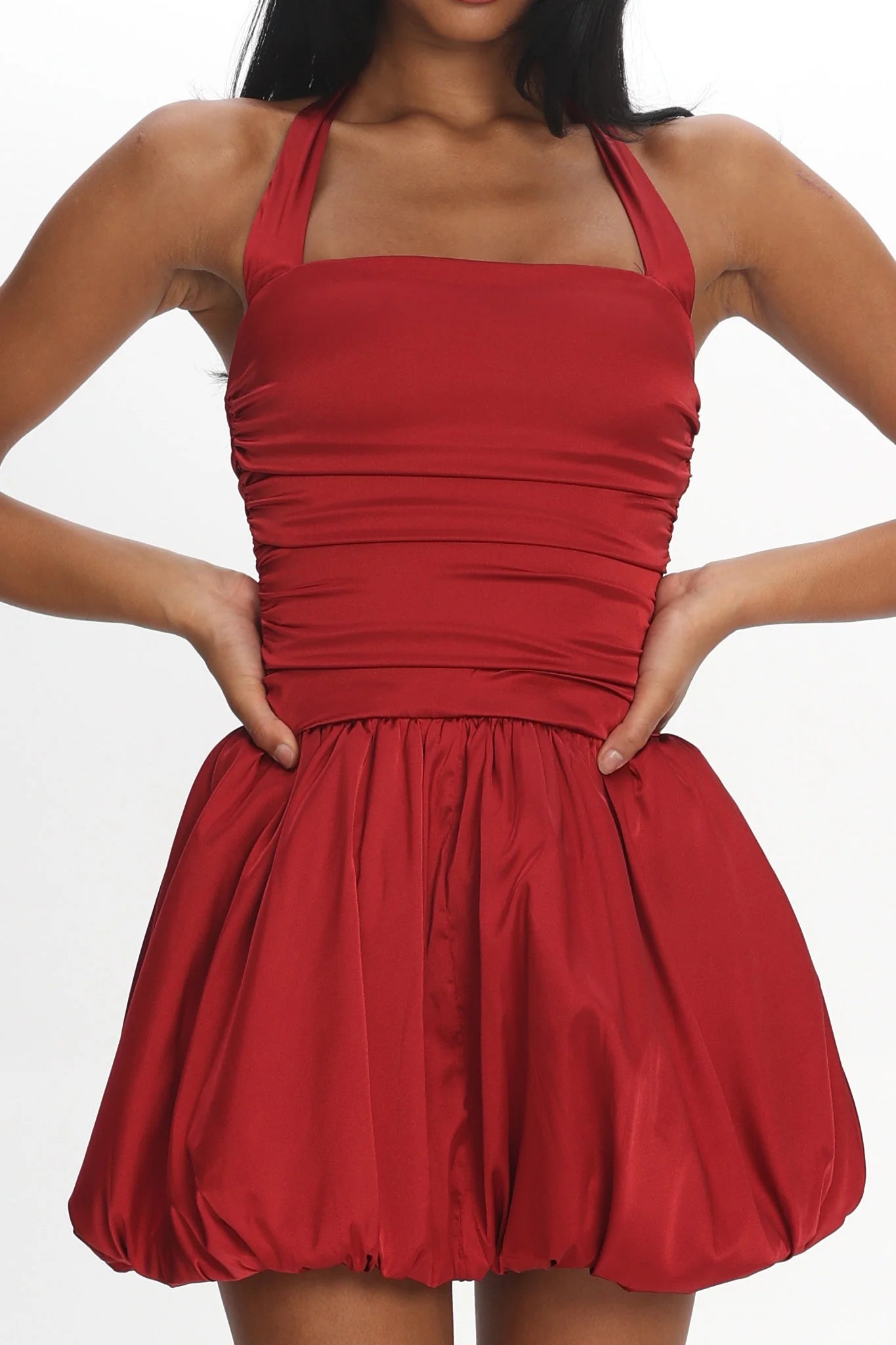 Minivestido de raso con cuello halter, cintura fruncida y dobladillo abullonado para regreso a casa