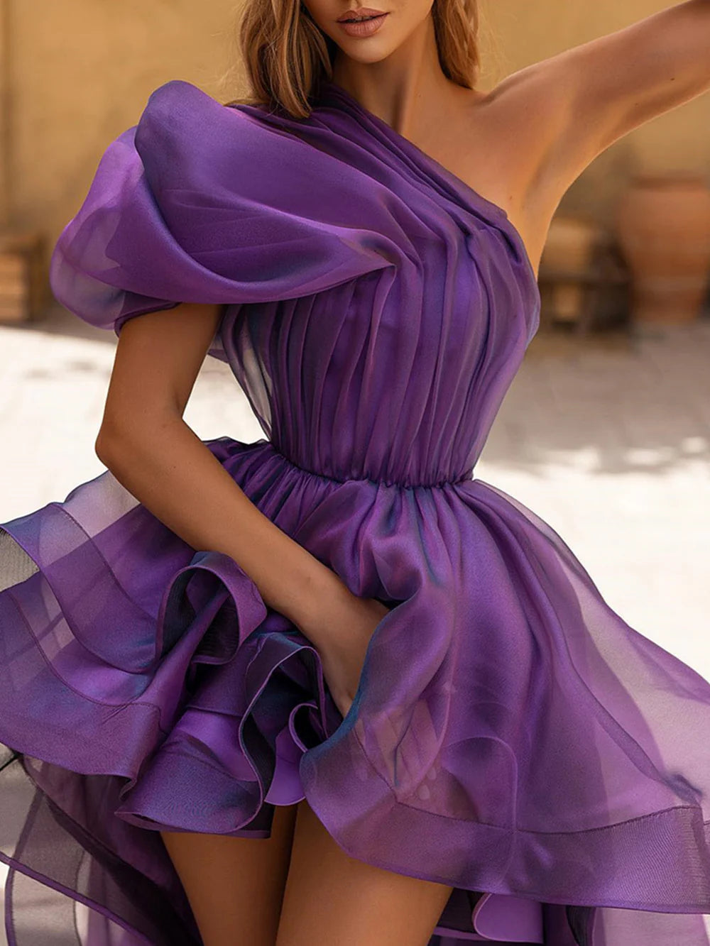 Vestido de fiesta formal asimétrico de corte A con un solo hombro, bajo alto y capas.
