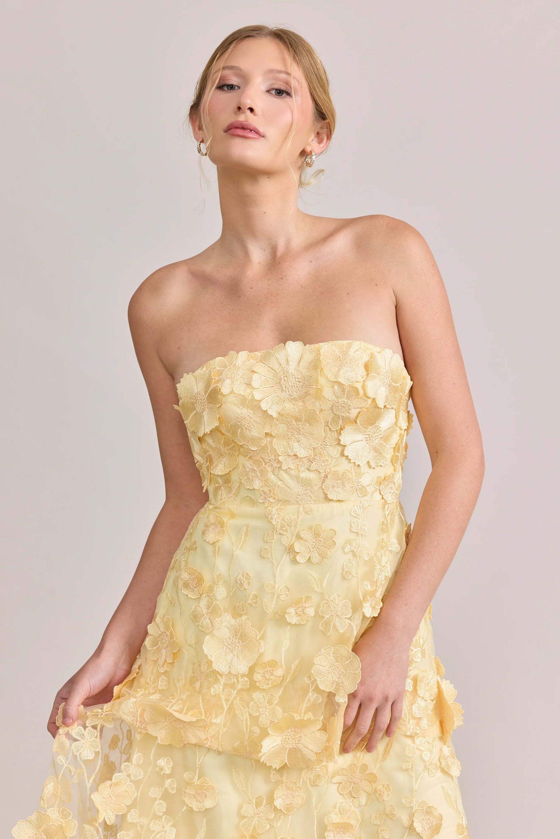 Romantic A-Line Strapless Sleeveless 3D Floral Appliqué Tiered Long Prom Gown