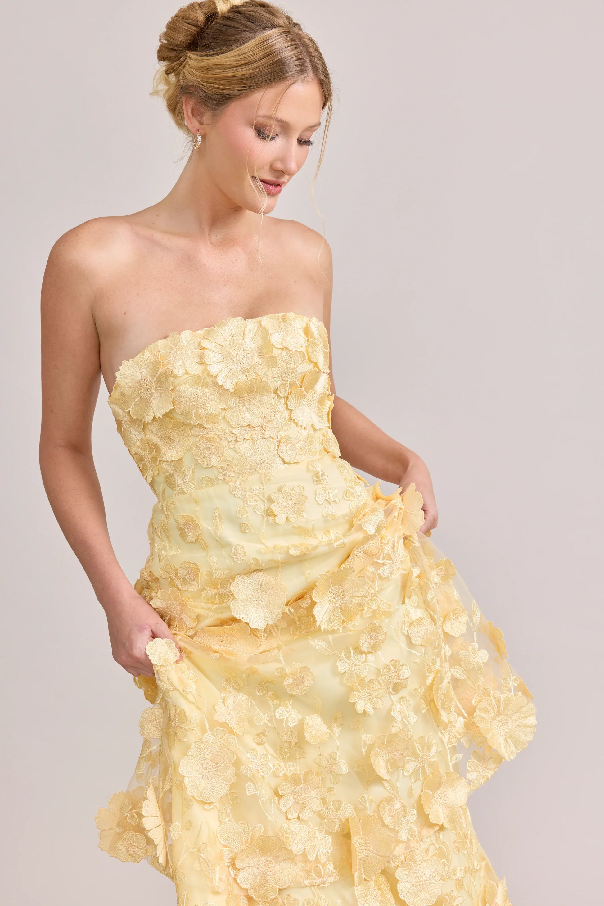 Romantic A-Line Strapless Sleeveless 3D Floral Appliqué Tiered Long Prom Gown
