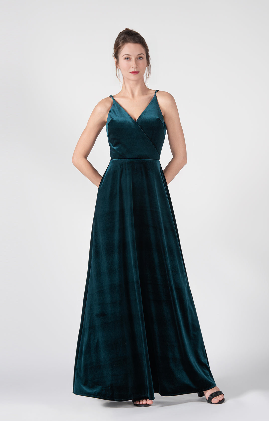 Elegante vestido de noche largo sin mangas con cuello de pico, corte en A y espalda abierta