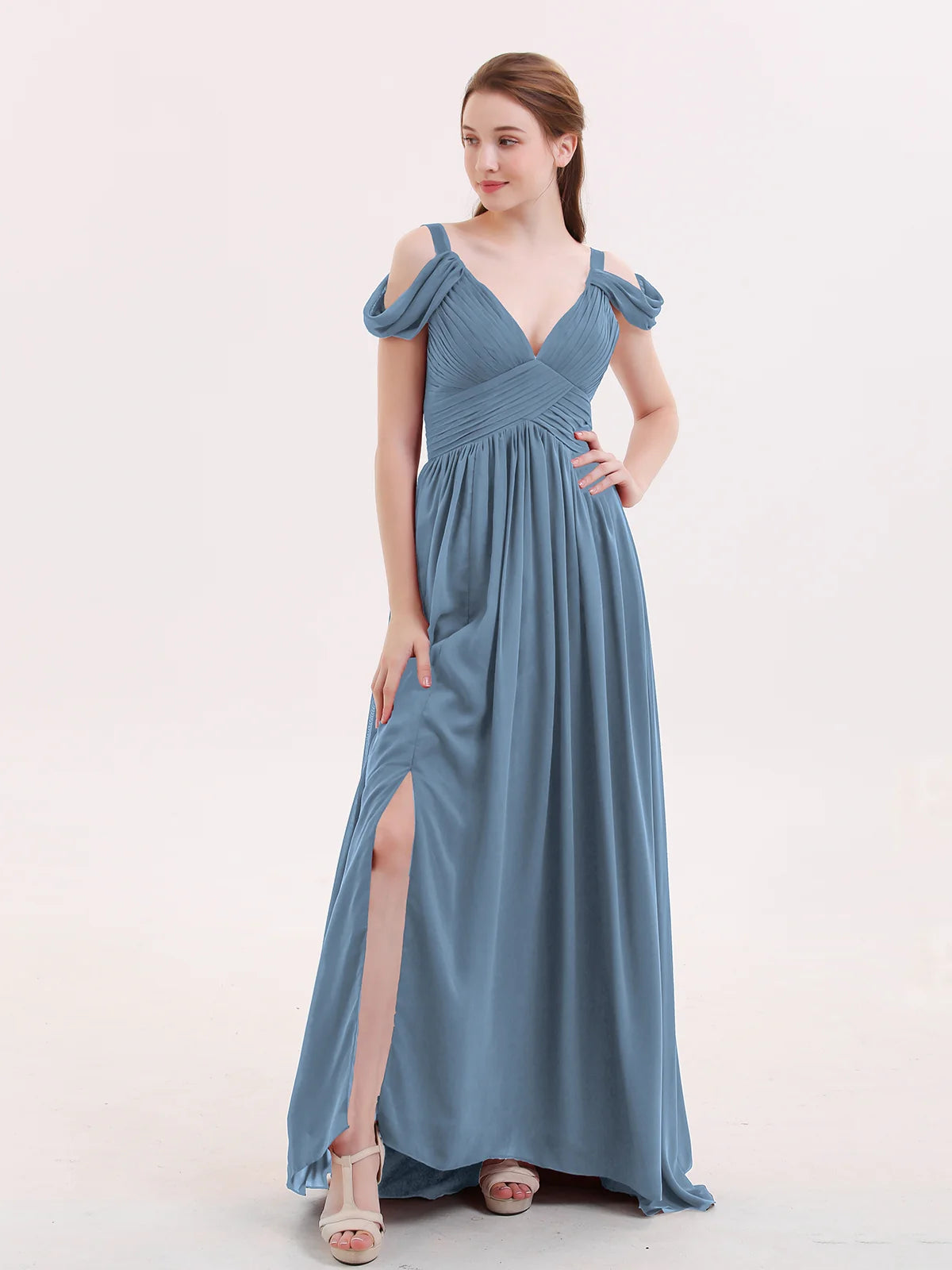 Vestido maxi de dama de honor de chifón con hombros descubiertos, tirantes drapeados, escote pronunciado en V, fruncido, abertura alta y cola en la espalda