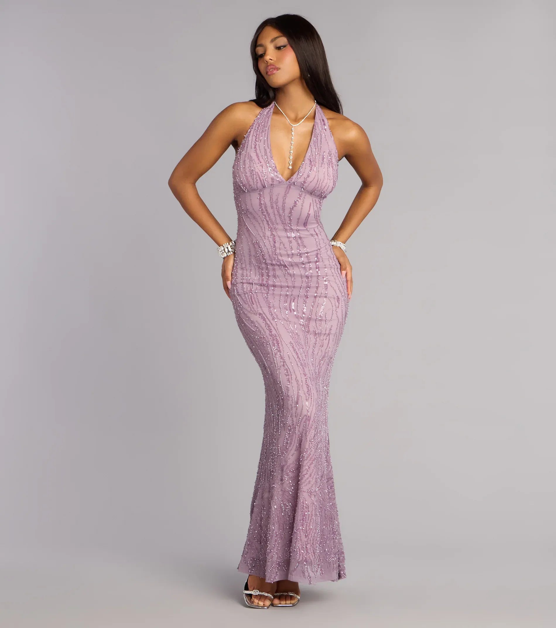Elegante vestido de noche formal con cuello halter de sirena y pedrería