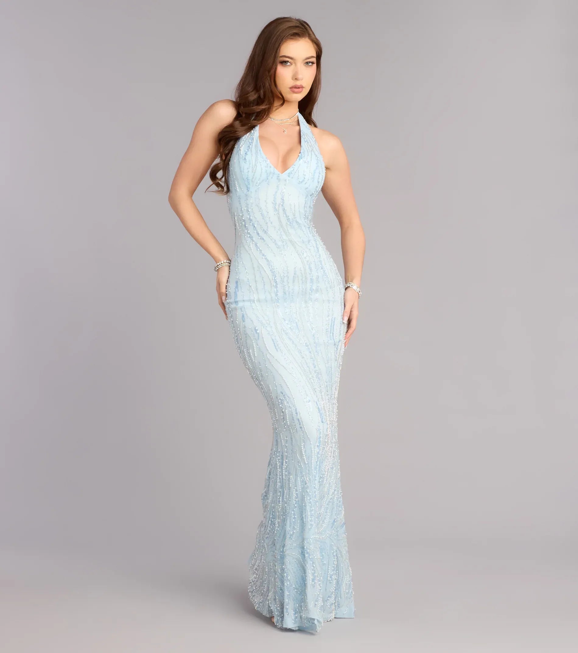 Elegante vestido de noche formal con cuello halter de sirena y pedrería