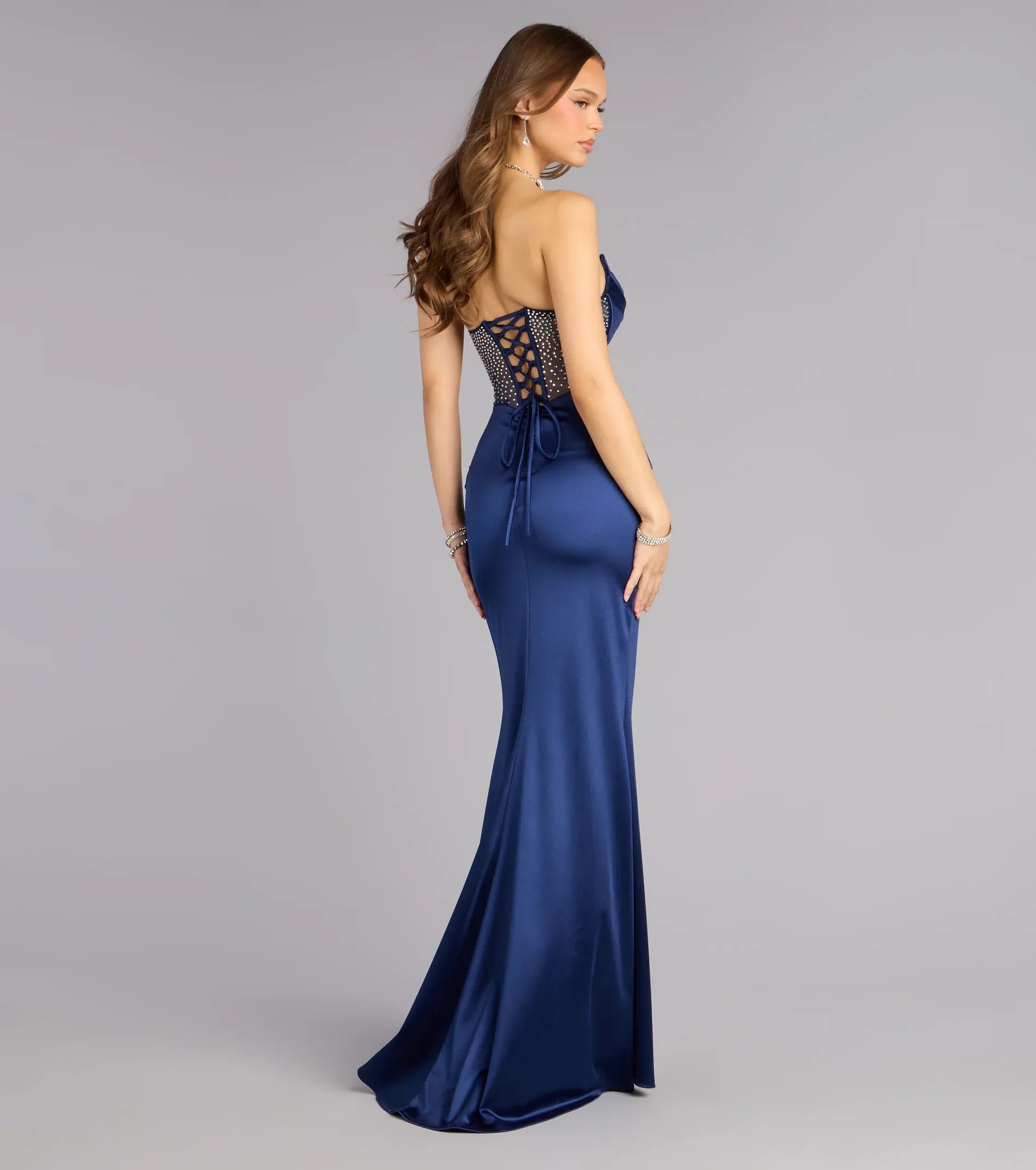 Vestido de gala formal de satén sirena sin tirantes con corsé de pedrería
