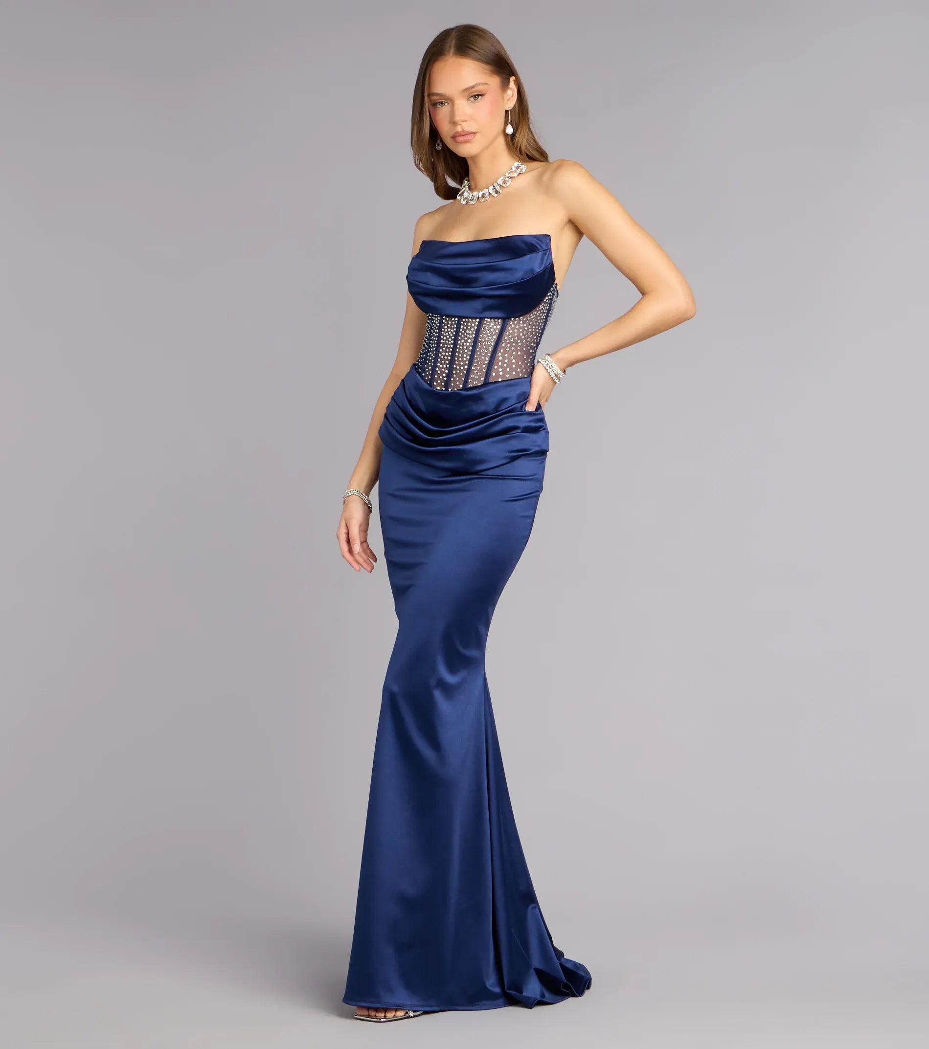 Vestido de gala formal de satén sirena sin tirantes con corsé de pedrería