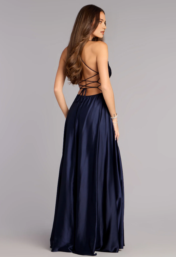 Vestido de fiesta romántico de satén línea A con cuello desbocado, tirantes delgados, espalda con cordones y abertura hasta el suelo