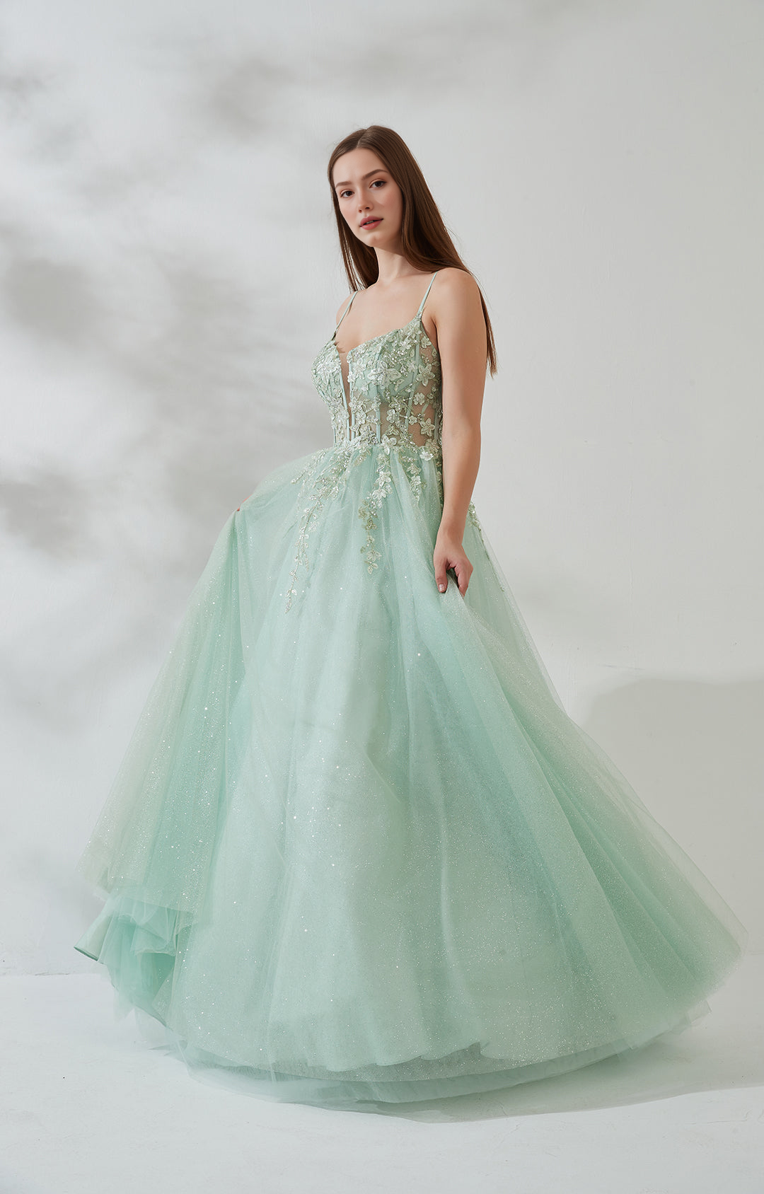 Vestido de fiesta romántico con cuello en V profundo, tirantes finos, espalda abierta, largo hasta el suelo, apliques brillantes y abertura en V para baile de graduación