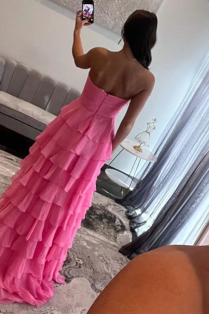 Vestido de fiesta rosa divertido sin tirantes con volantes escalonados y abertura alta