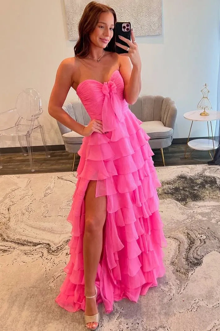 Vestido de fiesta rosa divertido sin tirantes con volantes escalonados y abertura alta