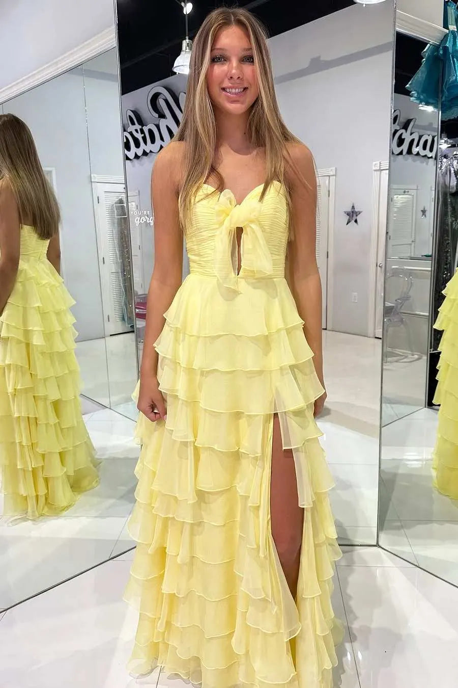 Vestido de fiesta rosa divertido sin tirantes con volantes escalonados y abertura alta