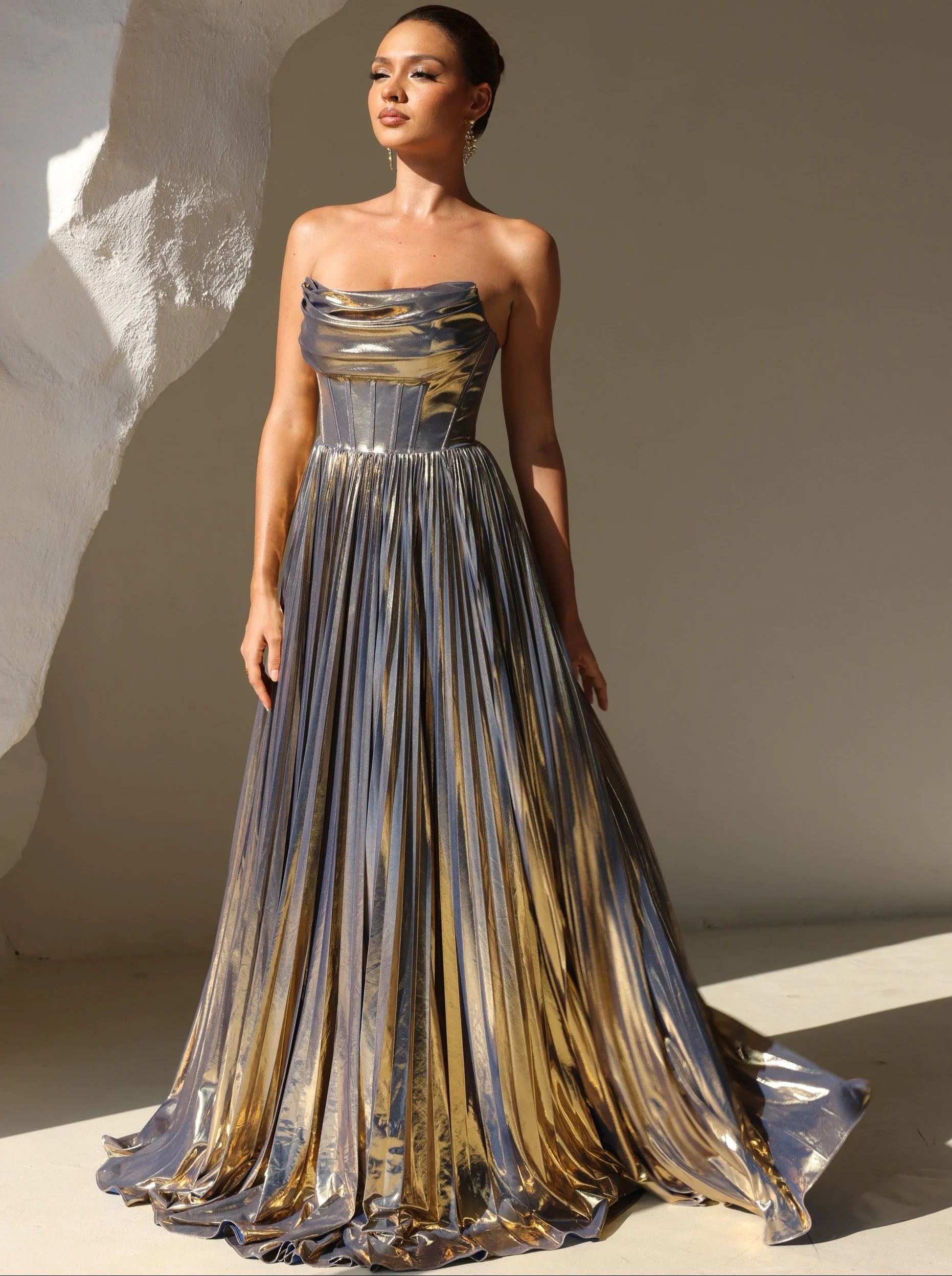 Vestido de noche metálico con corte en A, sin tirantes, formal, plisado, largo, con abertura lateral