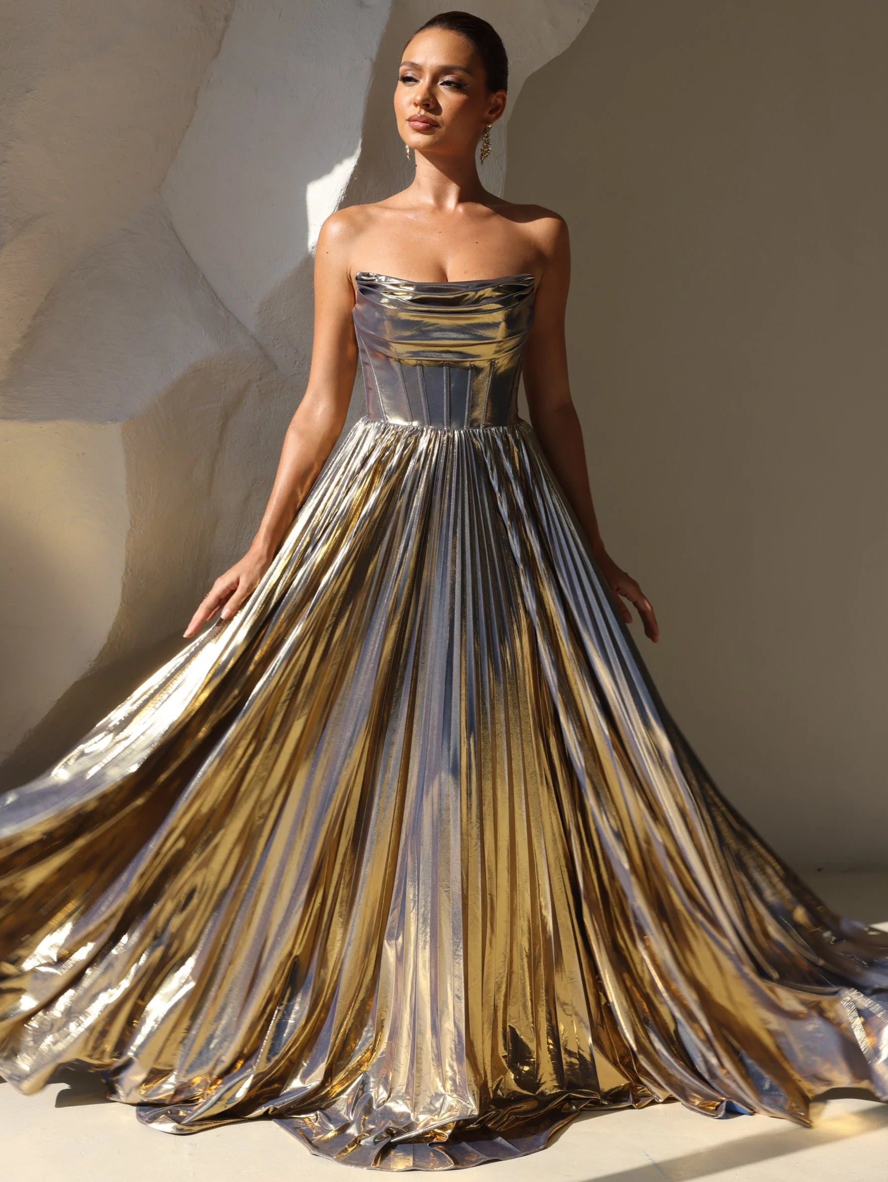 Vestido de noche metálico con corte en A, sin tirantes, formal, plisado, largo, con abertura lateral