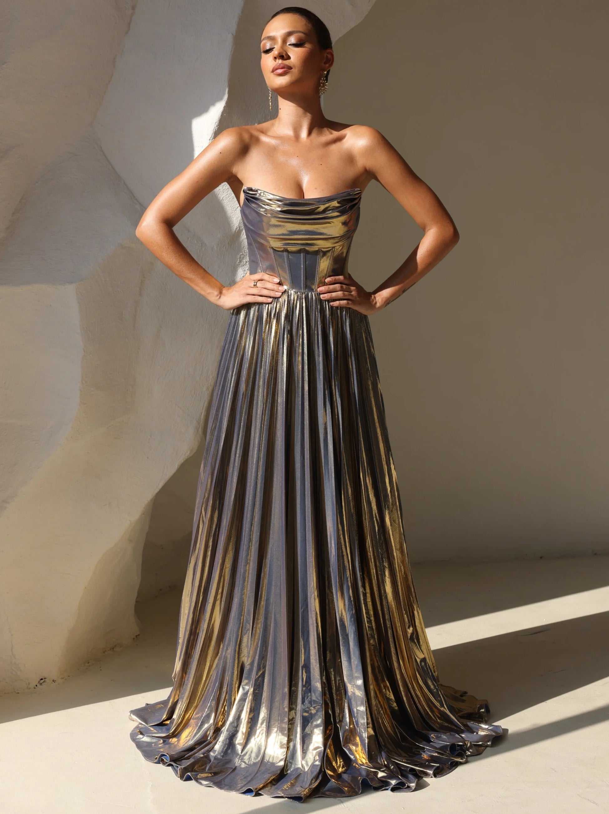Vestido de noche metálico con corte en A, sin tirantes, formal, plisado, largo, con abertura lateral