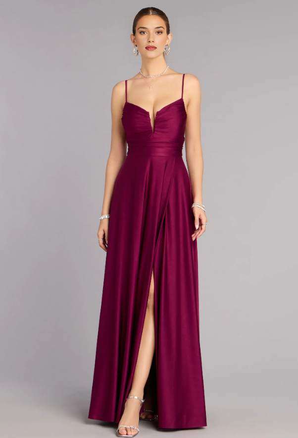 Vestido de fiesta con tirantes finos, escote en V pronunciado, espalda descubierta, abertura y largo hasta el suelo.