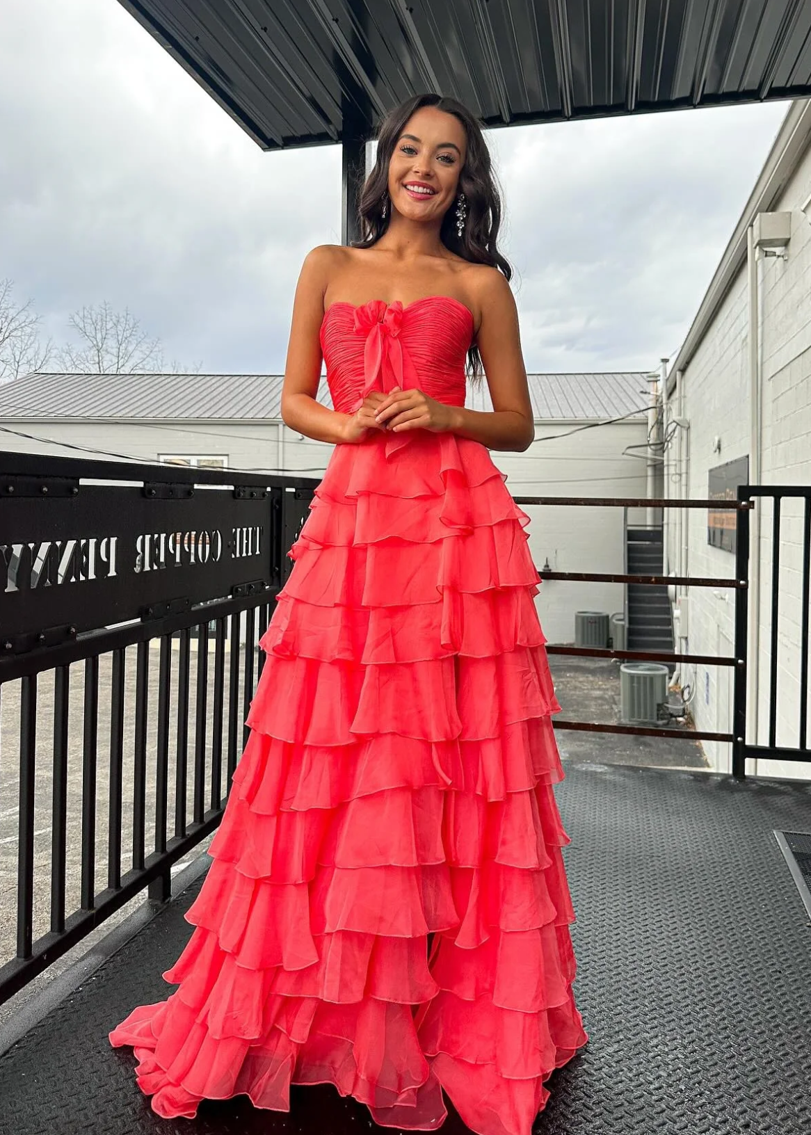 Vestido de fiesta de chifón con escote corazón, corte en A, sin tirantes, con lazo, volantes, cremallera trasera, capas y abertura