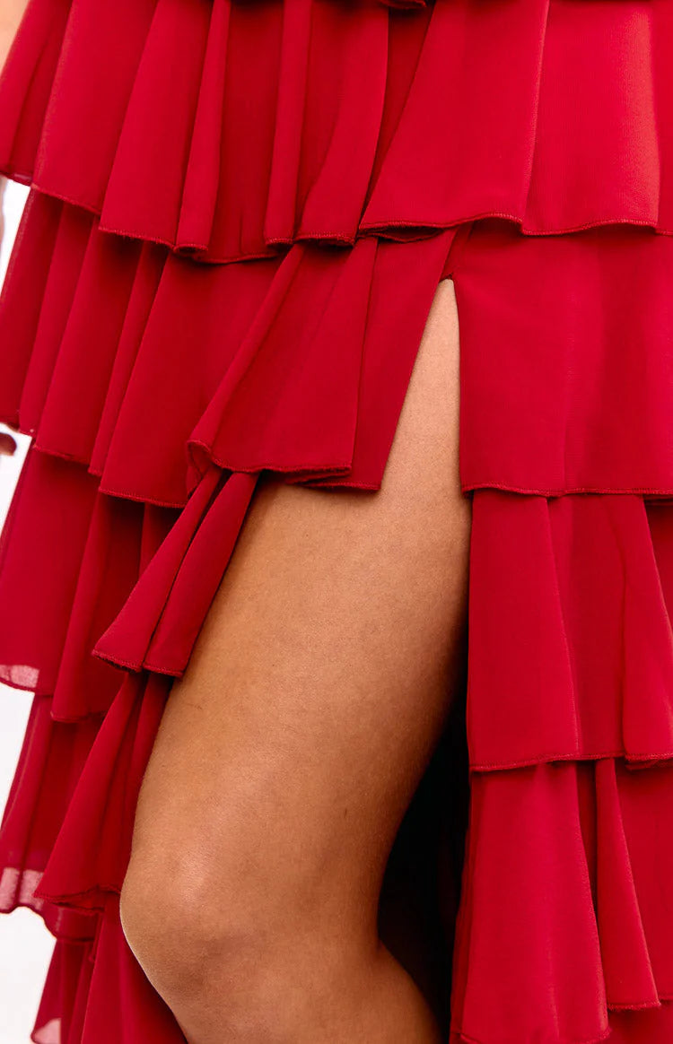 Romántico vestido largo de fiesta con escote palabra de honor, corte en A, volantes escalonados y abertura