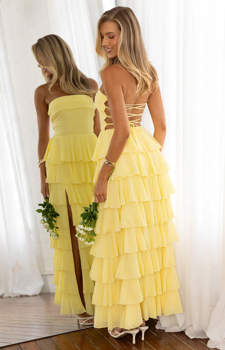Romántico vestido largo de fiesta con escote palabra de honor, corte en A, volantes escalonados y abertura