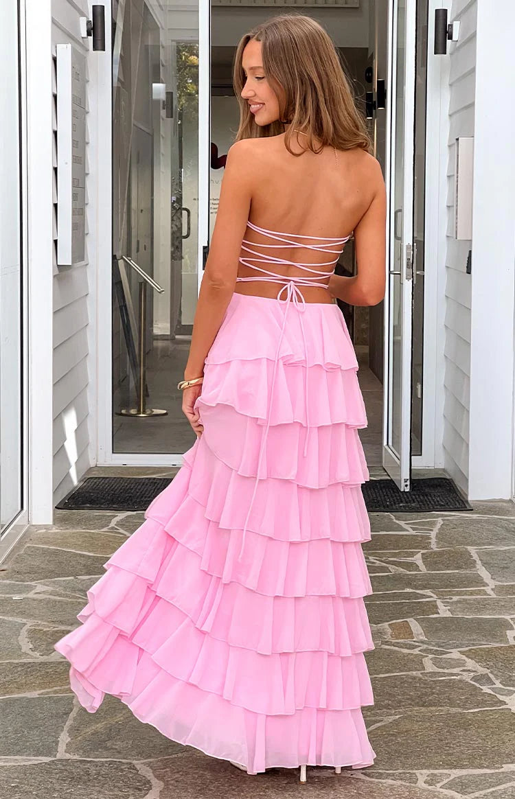 Romántico vestido largo de fiesta con escote palabra de honor, corte en A, volantes escalonados y abertura