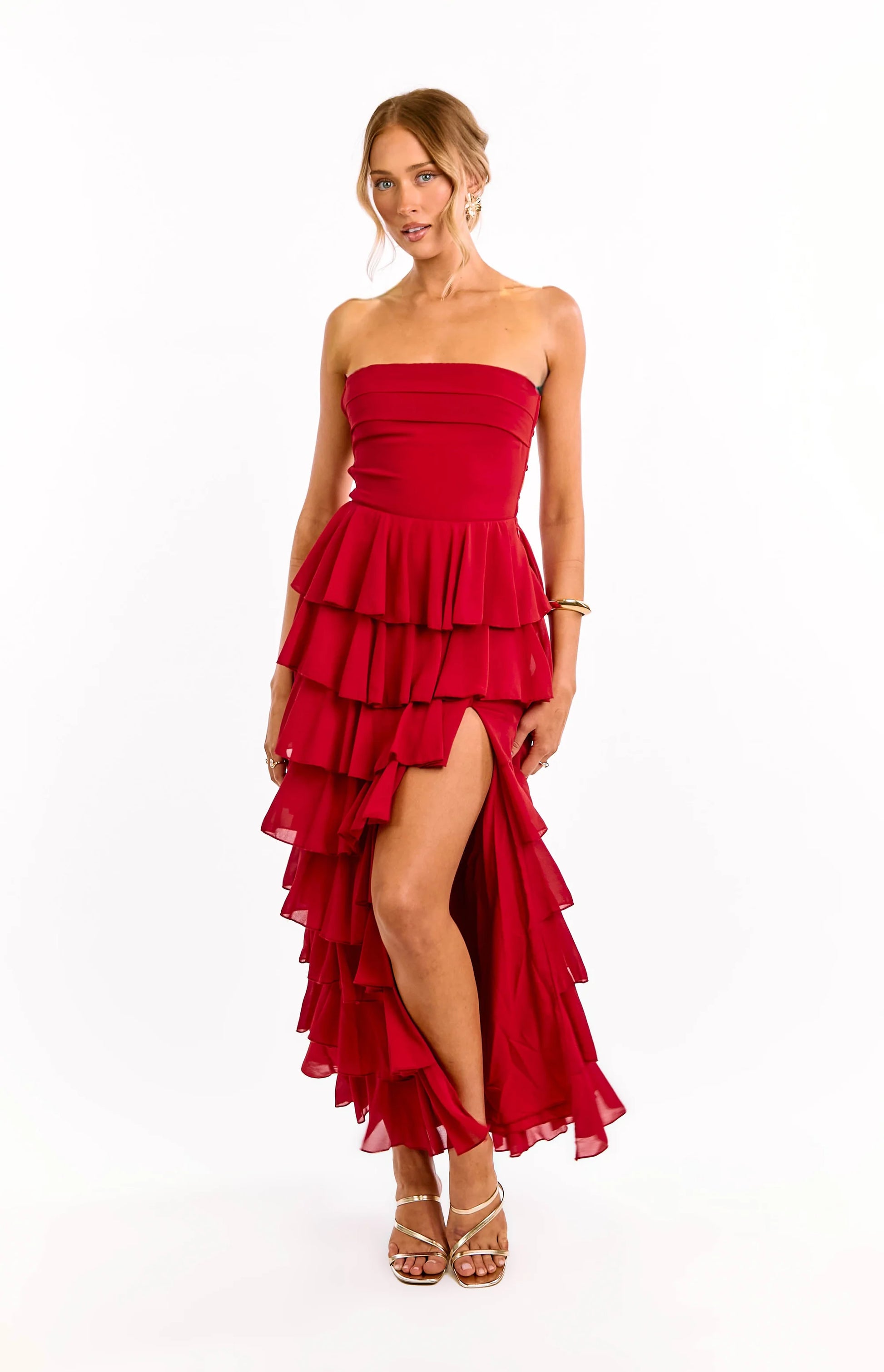 Romántico vestido largo de fiesta con escote palabra de honor, corte en A, volantes escalonados y abertura