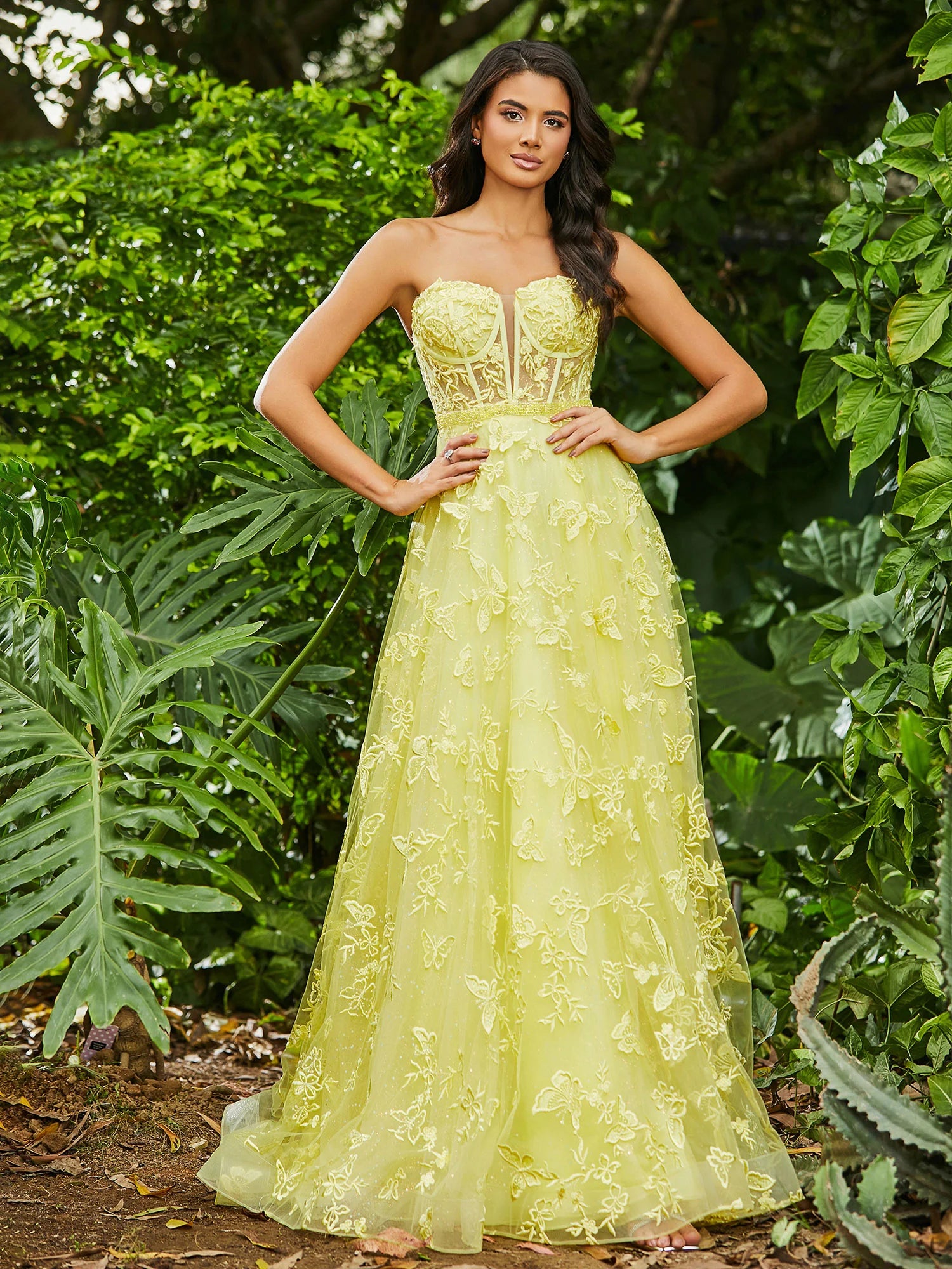 Romantic A-Line Sweetheart Sleeveless Tulle Butterfly-Applique High-Slit Prom Gown