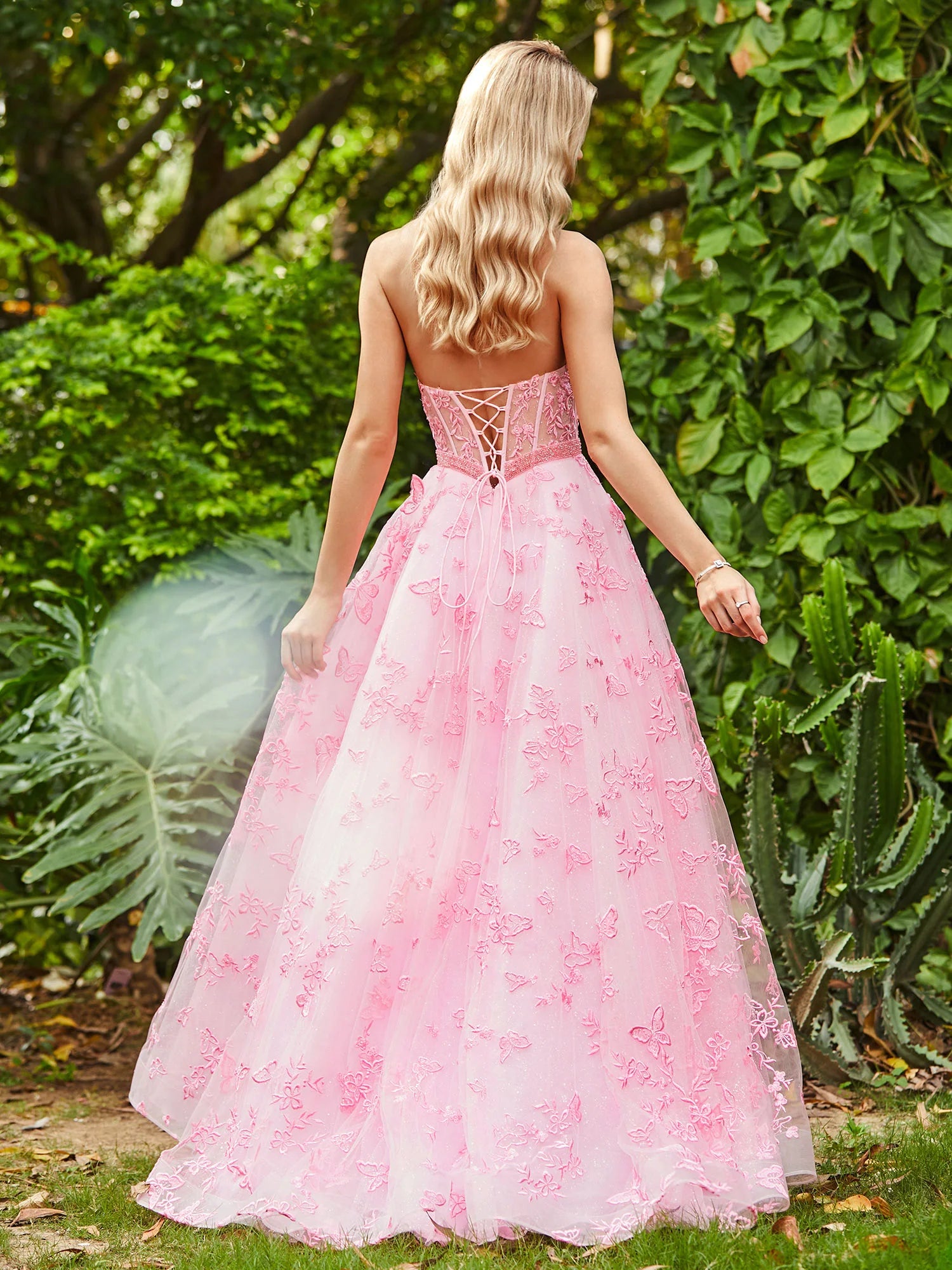 Romantic A-Line Sweetheart Sleeveless Tulle Butterfly-Applique High-Slit Prom Gown