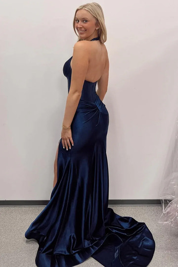 Elegante vestido de fiesta de satén azul marino con escote pronunciado, abertura y corte de sirena