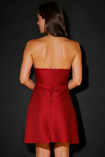 Vestido de satén de corte A sin mangas y sin tirantes con busto estructurado para fiesta de bienvenida