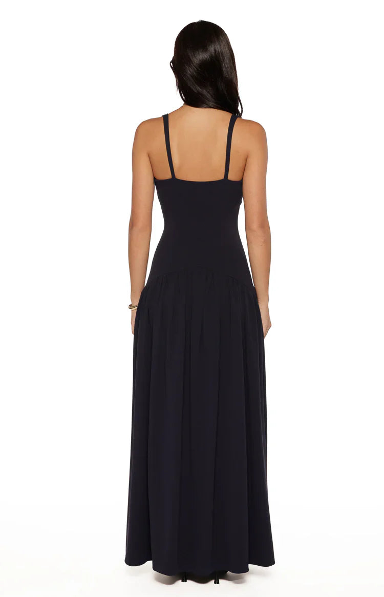 Elegante vestido largo de noche de crepé sin mangas con cuello en V y falda acampanada