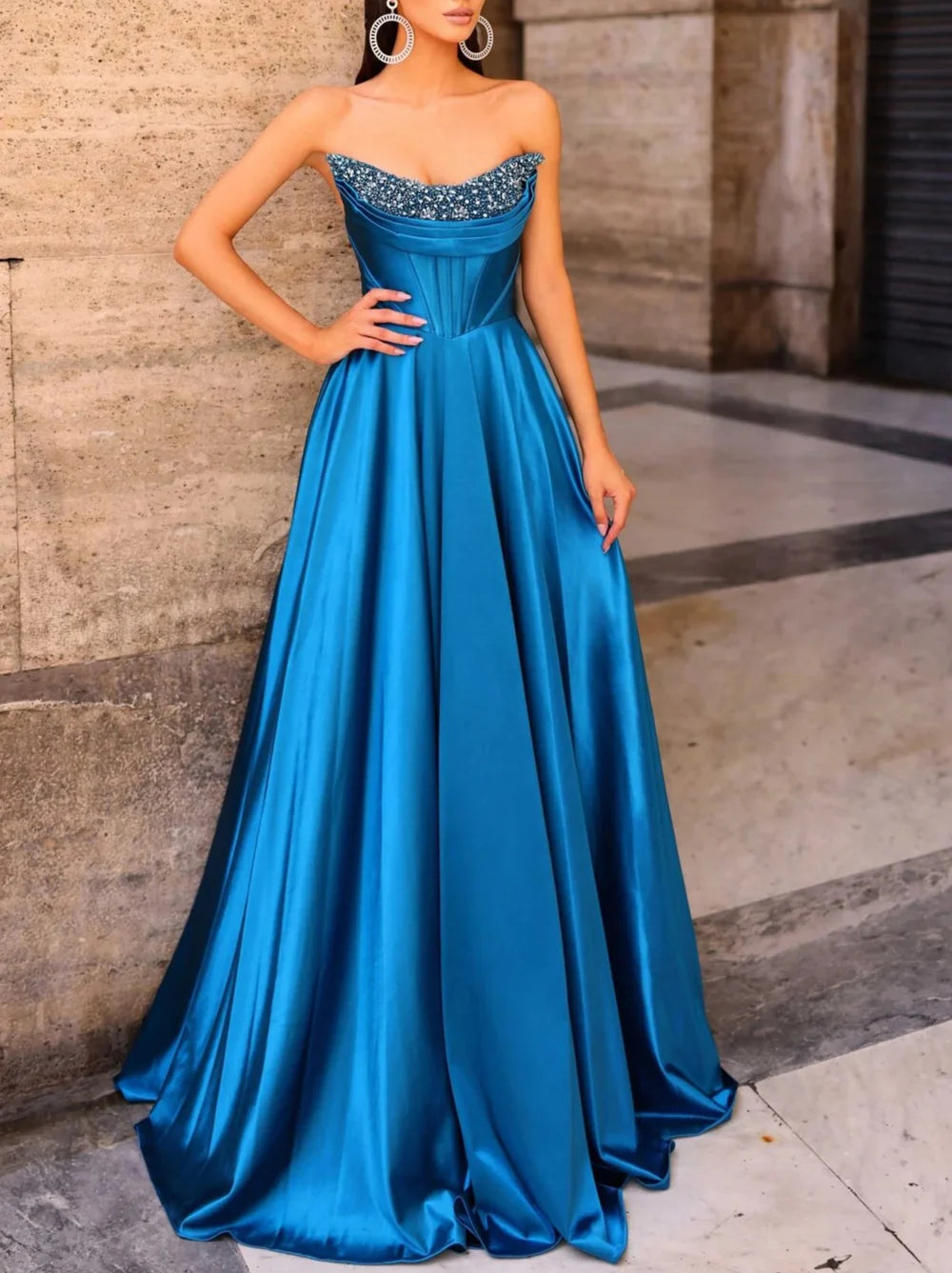 Glamurosos vestidos de gala sin tirantes corte A con cuentas de satén para fiesta de graduación