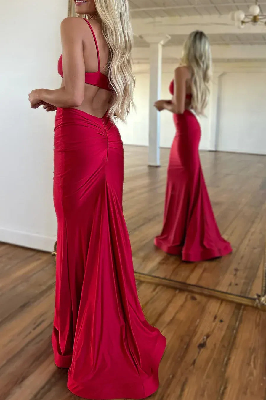 Vestido largo de fiesta de sirena de satén rojo sensual con aberturas y tirantes finos